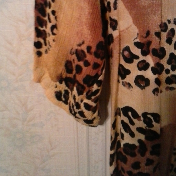 WOMEN'S RAYON ANIMAL PRINT 3/4 SLEEVE BLOUSE - Picture 3 of 5